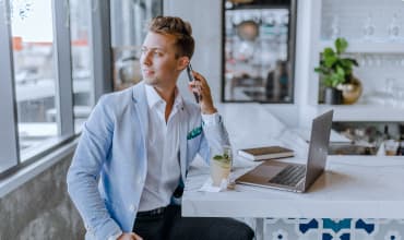 Ilustrasi jaringan dan server infrastruktur IT